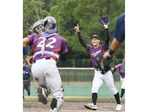 【三重県リーグ12季連続優勝を決めて喜ぶ皇學館大バッテリー（佐野、床辺）＝津市の安濃球場で】