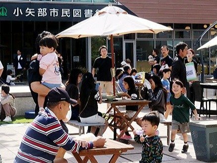 多くの家族連れらでにぎわう飲食スペース＝あいの風とやま鉄道石動駅北口