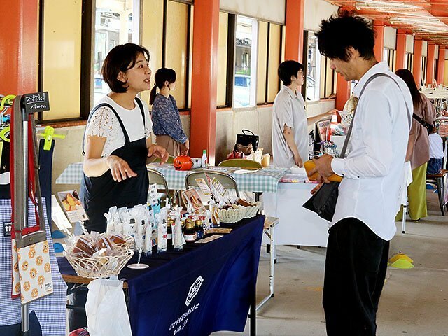 食品や衣服などの販売ブースも並んだ