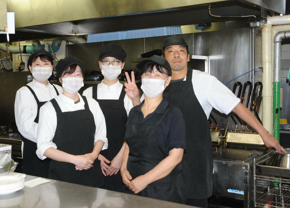 選手に昼食を提供する「オレンジカフェ」のスタッフ。前列左が若杉さん（撮影・小林忠）