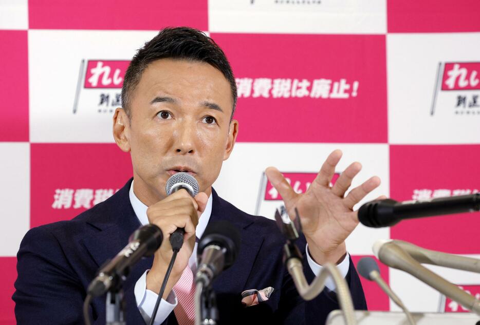 記者会見するれいわ新選組の山本代表＝27日午後9時13分、東京都新宿区