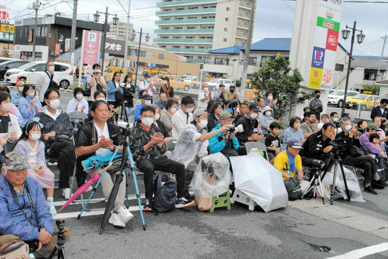 【観客】最終日は屋外会場が一時雨に見舞われたが、各会場には多くの観客が詰めかけた。イオンいわき店駐車場会場では、来場者が出演者のダンスパフォーマンスに拍手を送った