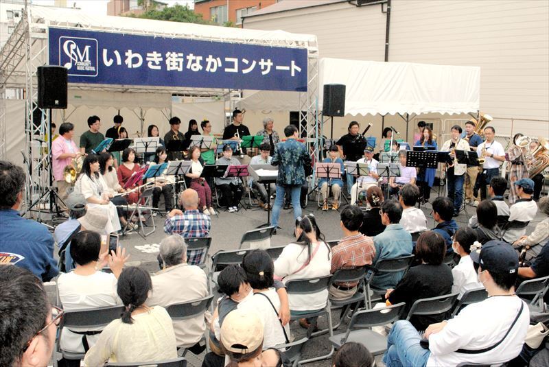 【吹奏楽】東邦銀行いわき営業部駐車場会場に登場した「いわきシンフォニックウインドアンサンブル」は３５人編成。迫力ある演奏を響かせ、聴衆をうならせた