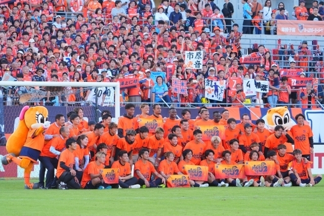 福島を下し、J２昇格を決めた大宮。写真：田中研治（サッカーダイジェスト写真部）