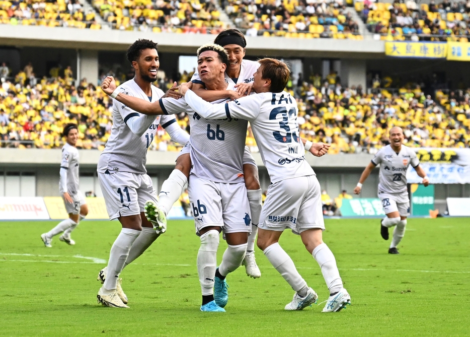 住吉の先制ゴールが決まり、喜びが爆発した！（写真◎J.LEAGUE）