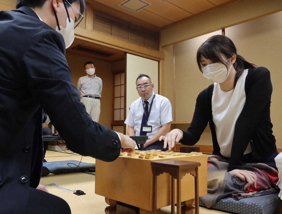 山川四段（左）に敗れた西山女流3冠（撮影・我満　晴朗）