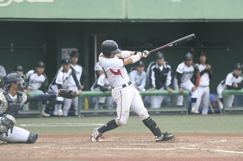 【四日市大―静岡産業大　準決勝、四回表2死二塁から四日市大7番大澤が左中間を破る先制適時二塁打を放つ＝ダイムスタジアム伊勢で】