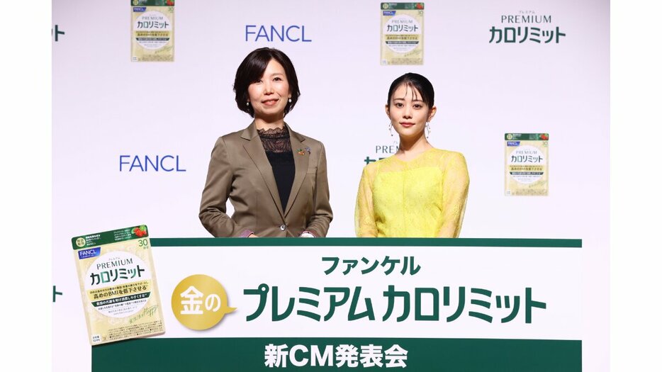 新CM発表会に登壇したファンケルの斎藤智子氏（左）、高畑充希（右）