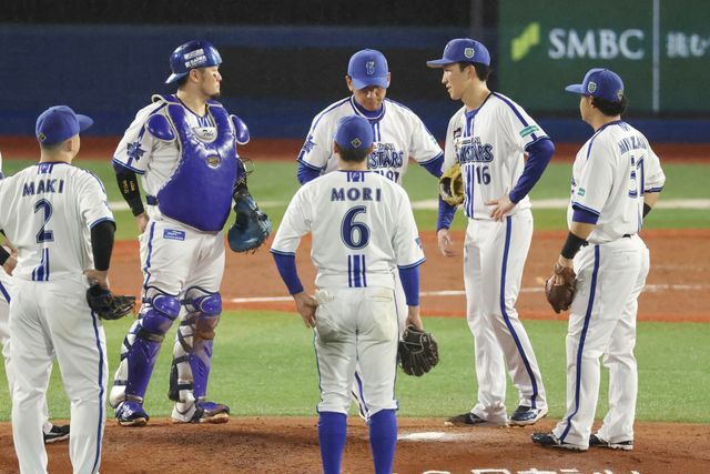 マウンドに集まる三浦大輔監督とDeNAナイン【写真：時事】