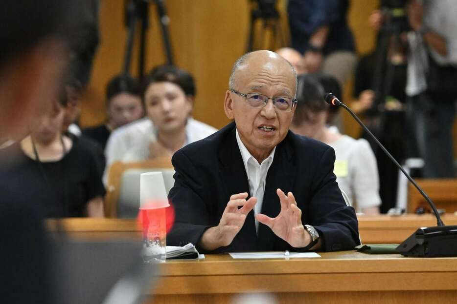 兵庫県議会の百条委員会で証人尋問に応じる片山安孝前副知事＝9月6日、神戸市中央区