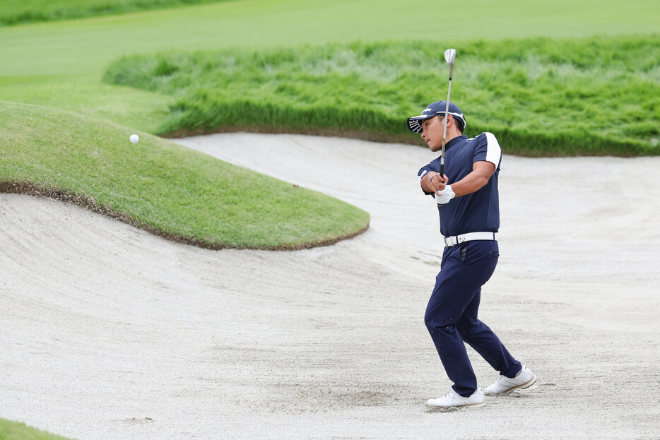 日本オープンゴルフ選手権第１日。バンカーショットを放つ池村寛世＝１０日、埼玉・東京ＧＣ