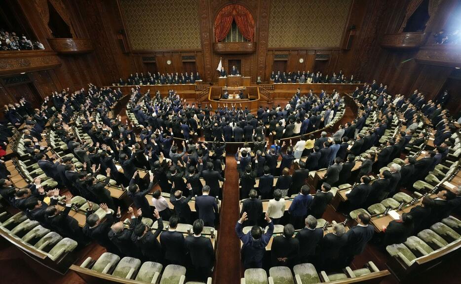 衆院が解散され万歳三唱する議員＝9日午後、衆院本会議場