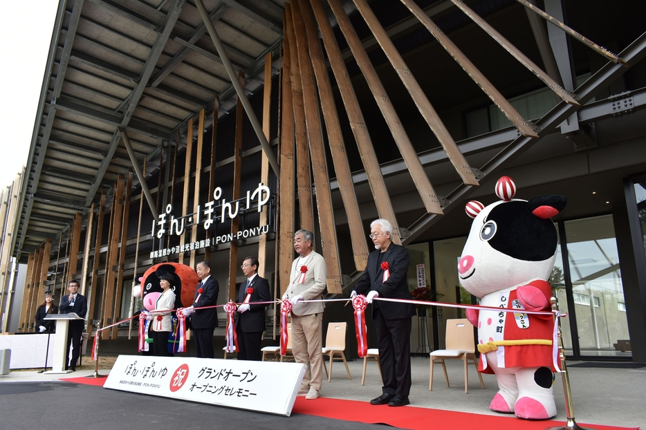 テープカットを行う原さんと隈さん、佐藤町長、小山社長、鈴木議員（右から）