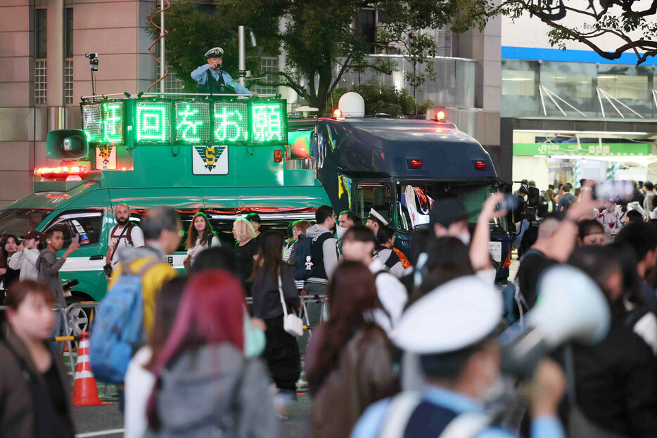 ハロウィーンに備え、交通整理をする警察官＝３１日午後、東京都渋谷区