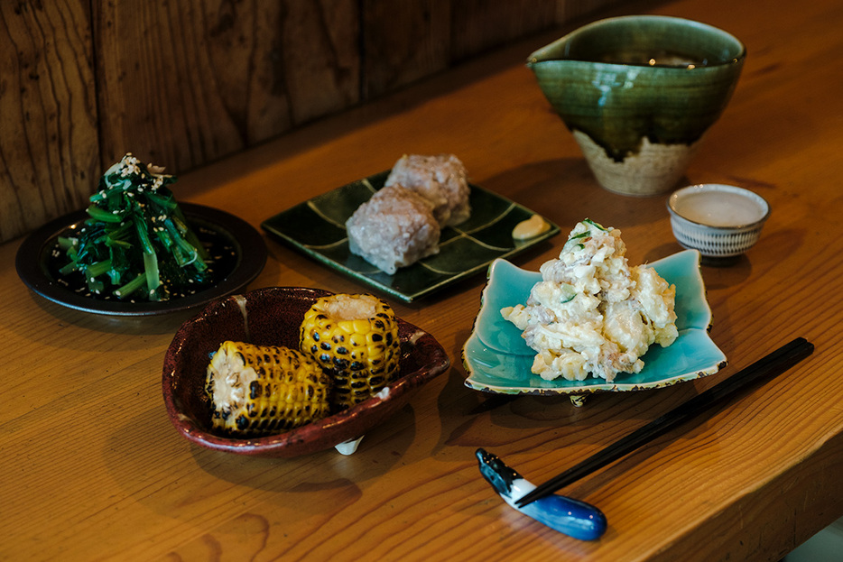 まずは野菜小鉢で1杯。そしてはずせない焼売も。〈おおはま〉のレシピ本『鎌倉 おおはま つまみ 虎の卷』（KADOKAWA）もぜひ。