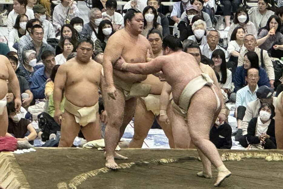 秋巡業に参加した琴桜(左)