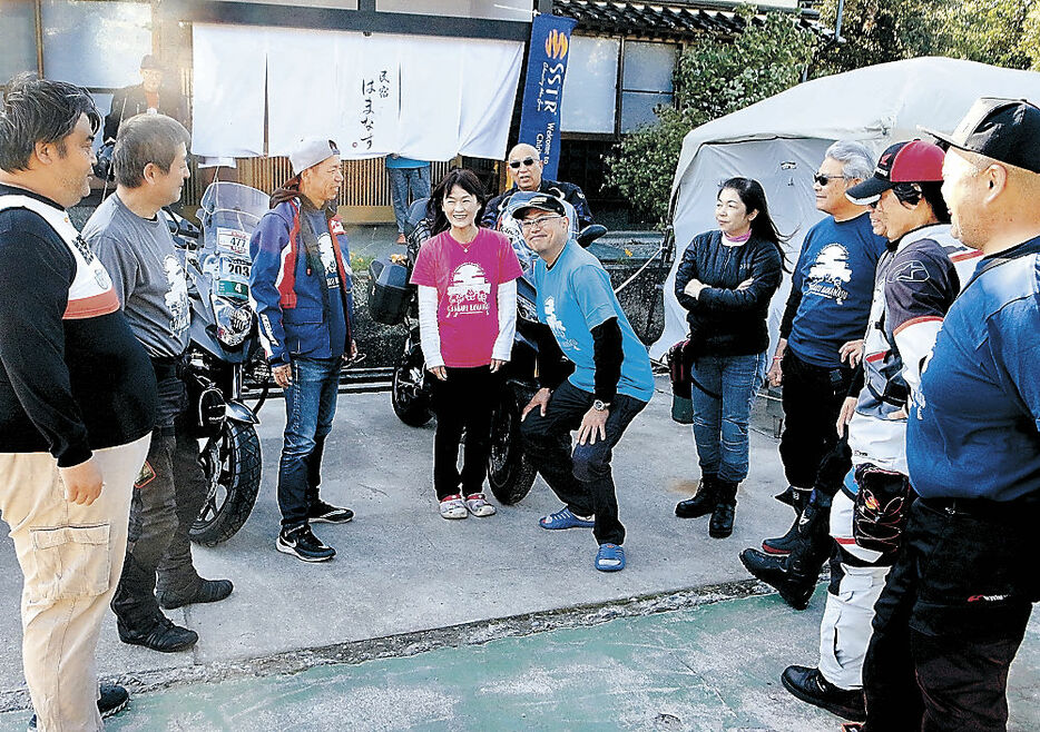 集まったライダーと話す若城さん（中央）＝羽咋市千路町