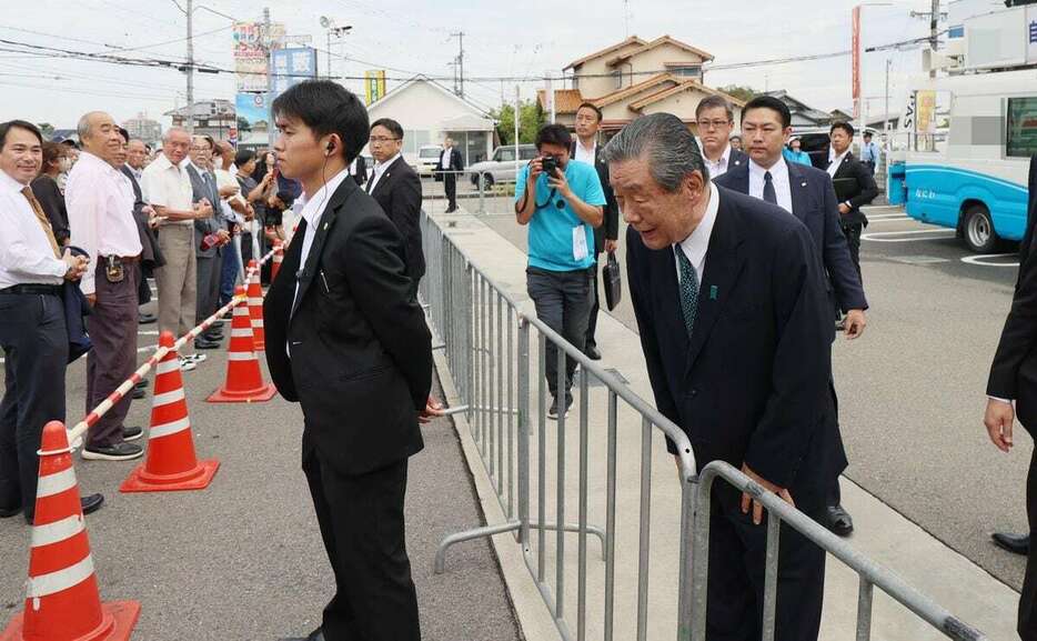 衆院選大阪19区の自民党候補の応援に駆け付けた森山裕幹事長（手前右）＝18日午前、大阪府阪南市（泰道光司撮影）