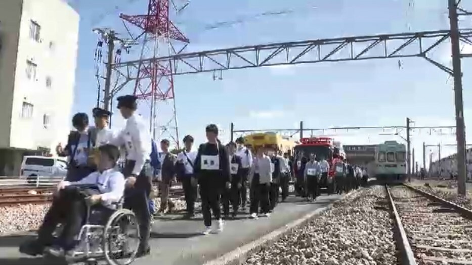 訓練の様子(11日、福岡・筑紫野市、筑紫車両基地)