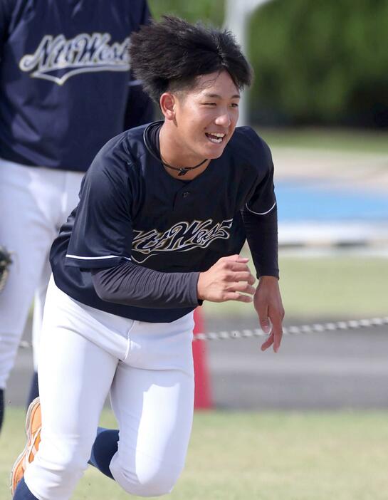 　ダッシュを繰り返すＮＴＴ西日本・伊原（撮影・田中太一）