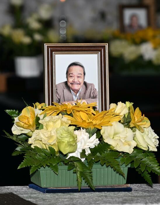 西田敏行さんの遺影（撮影・滝沢徹郎）