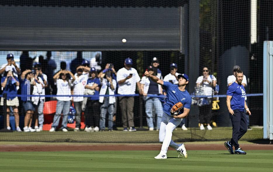 試合前に遠投を行うドジャース・大谷＝ロサンゼルス（共同）