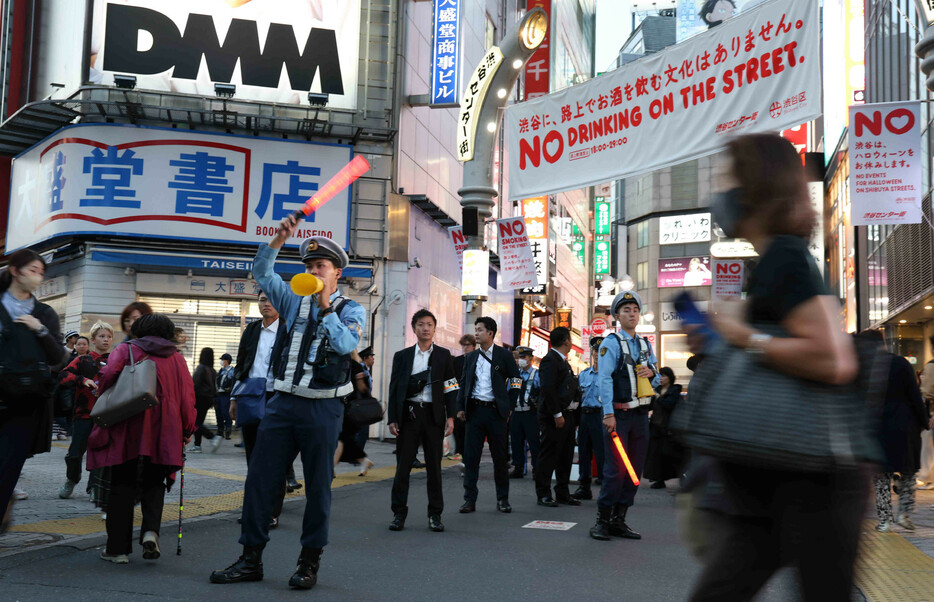 ハロウィーン本番の３１日、東京都渋谷区のＪＲ渋谷駅周辺では、多くの警察官や警備員が警戒に当たった。昨年に続き、区が「来ないで」と呼び掛けたこともあり、仮装した人は例年と比べまばらだった。