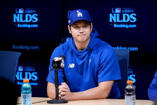 大一番の前に会見に出席したドジャースの大谷翔平選手(写真：AP/アフロ)