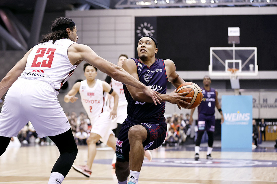 【横浜ＢＣ－Ａ東京】第１クオーター、素早いドライブでゴールに迫る横浜ＢＣのキング＝横浜国際プール（（Ｃ）Ｂ．ＬＥＡＧＵＥ）