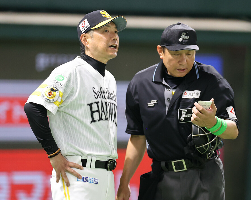 プロ野球ＣＳ・ソフトバンク―日本ハム。８回、選手の交代を告げるソフトバンクの小久保監督（左）＝１６日、みずほＰａｙＰａｙ