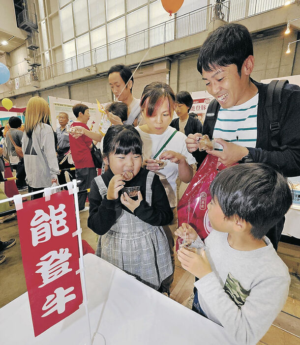 能登牛の試食を満喫する来場者＝１９日午前１１時、金沢市の石川県産業展示館４号館