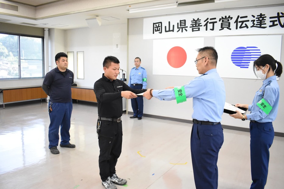 県善行賞を受ける坂口さん（中央）と北さん