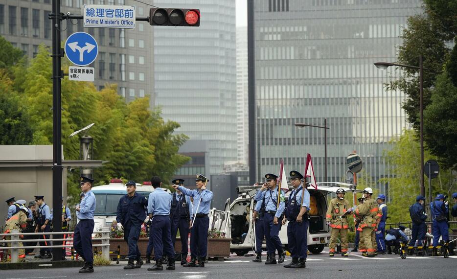 騒然とする首相官邸前＝19日午前7時5分