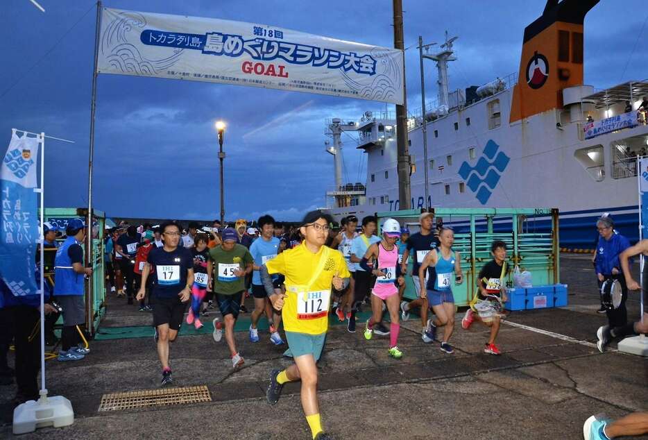 一斉にスタートする参加者＝５日午前６時すぎ、十島村口之島