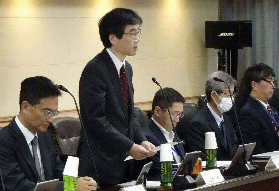 空港業務の監督強化に向けた有識者委員会で、あいさつする国交省航空局の北沢歩安全部長＝29日午後、国交省