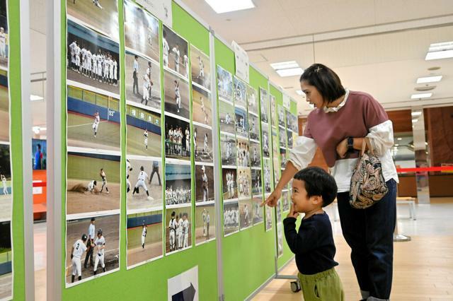 高校野球写真展を観覧する来場者=奈良市のミ・ナーラ