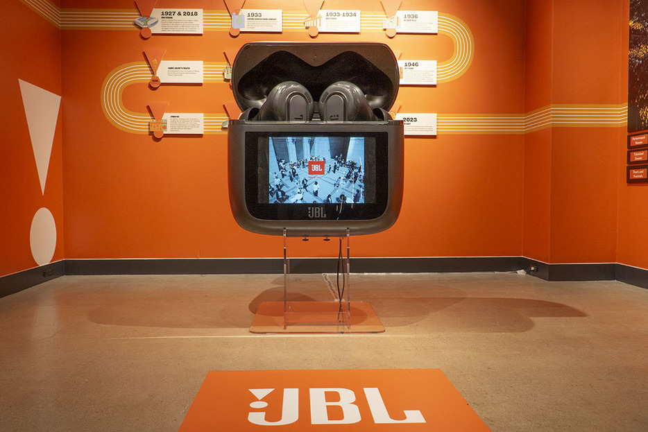 会場に展示された巨大な完全ワイヤレスイヤホン「JBL TOUR PRO 3」のモニュメント