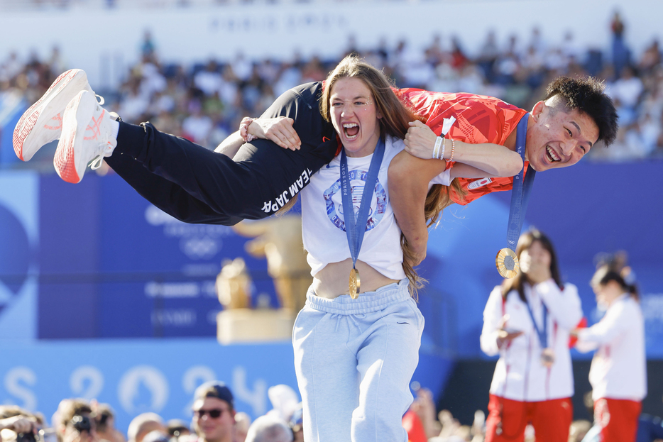 　レスリング男子グレコローマン７７キロ級で金メダルを獲得し、米国選手に担がれて「チャンピオンズ・パーク」に登場した日下尚＝８月８日（提供・共同通信社）