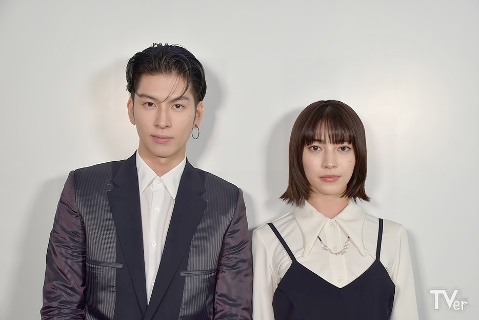 （左から）長谷川慎、久保田紗友 ©︎ABCテレビ