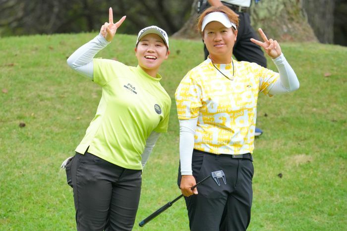 2位発進の池ヶ谷瑠菜（左）とホールインワンを達成した福田侑子