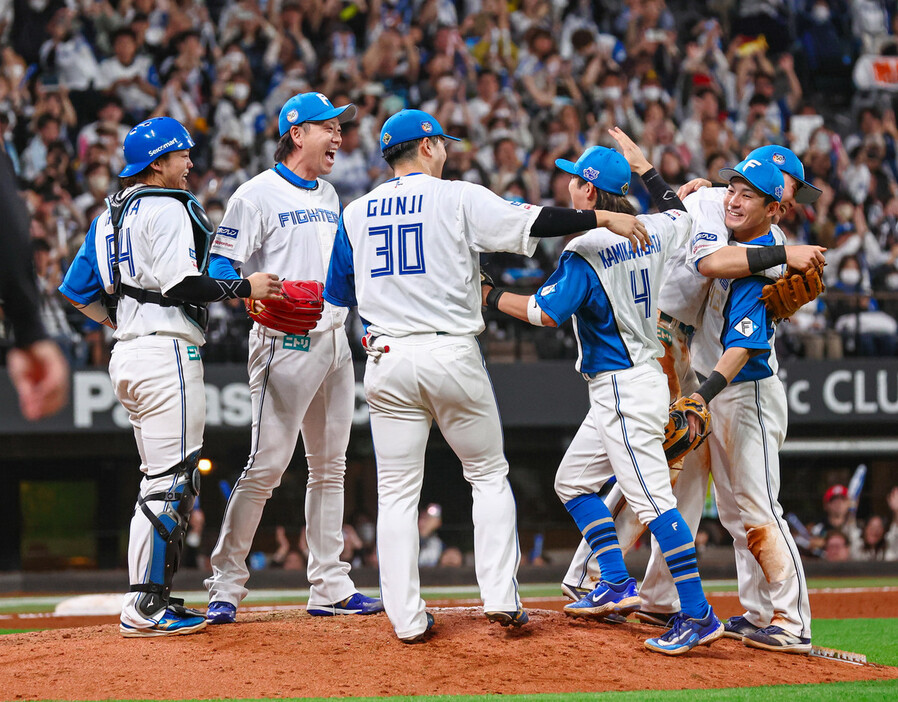 ロッテに勝利し、ファイナルステージ進出を決めて喜ぶ日本ハムナイン＝１４日、エスコンＦ