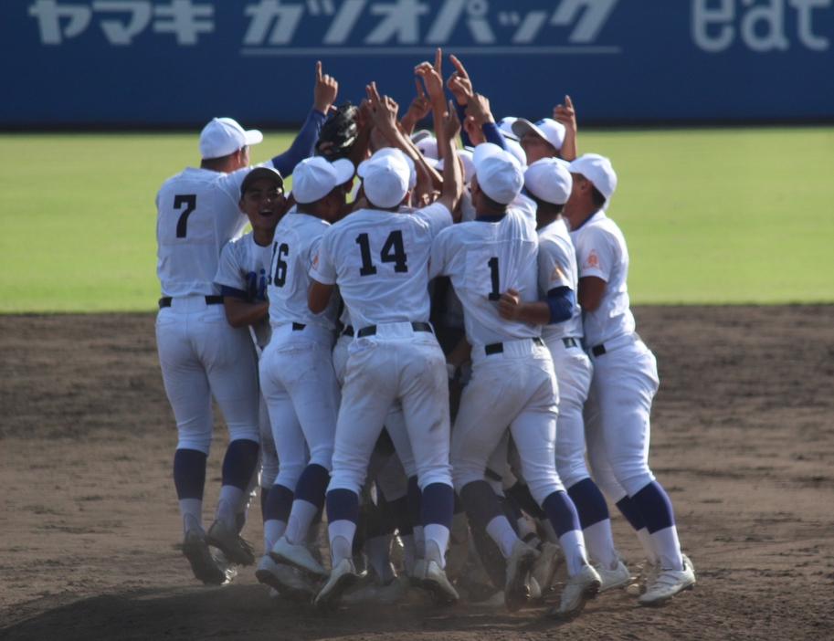 トップシードらしい戦いで3年ぶり6度目の秋季愛媛県大会優勝を果たした新田