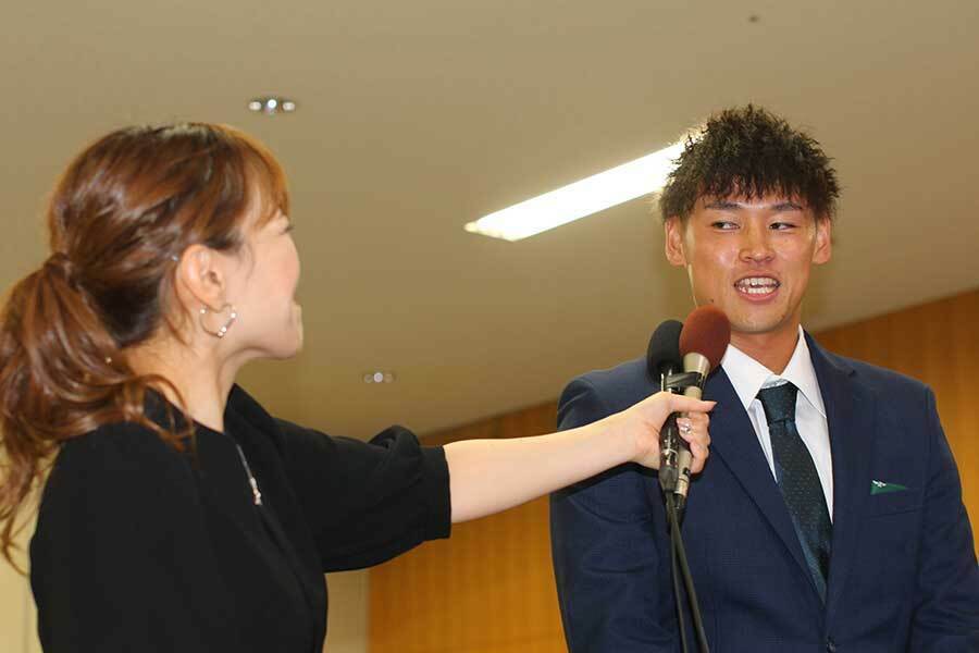 会議開始前に異例の事前会見が行われた様子、選手は顔真っ赤【写真：羽鳥慶太】