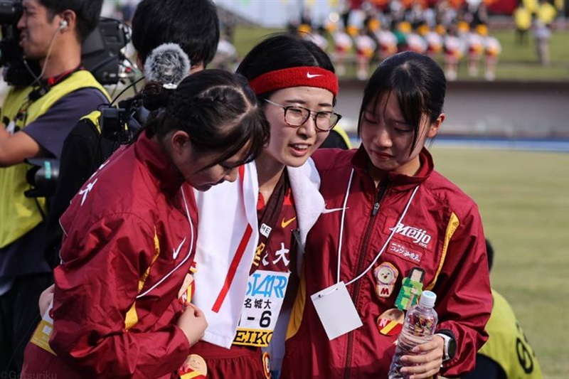 4位にとどまった名城大。アンカー・谷本七星を米澤奈々香（左）らが涙で出迎えた