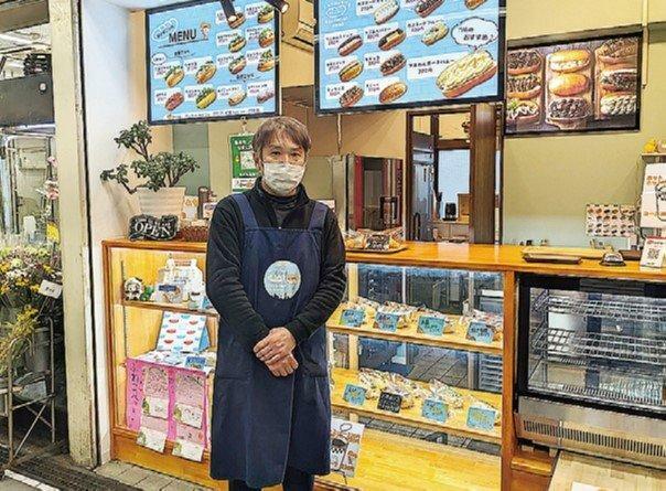 行き交う客や知り合いに声をかけて対面販売をするふわこっぺ水無瀬店の竹村さん