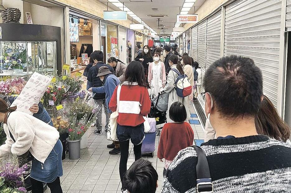 島本センターには、古くからある店と、新しい店が並ぶ