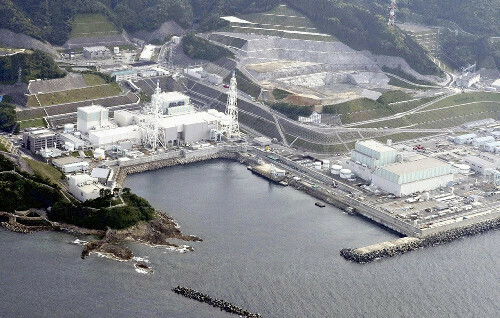 中国電力・島根原子力発電所（左は１号機、中央は２号機、右奥は３号機）