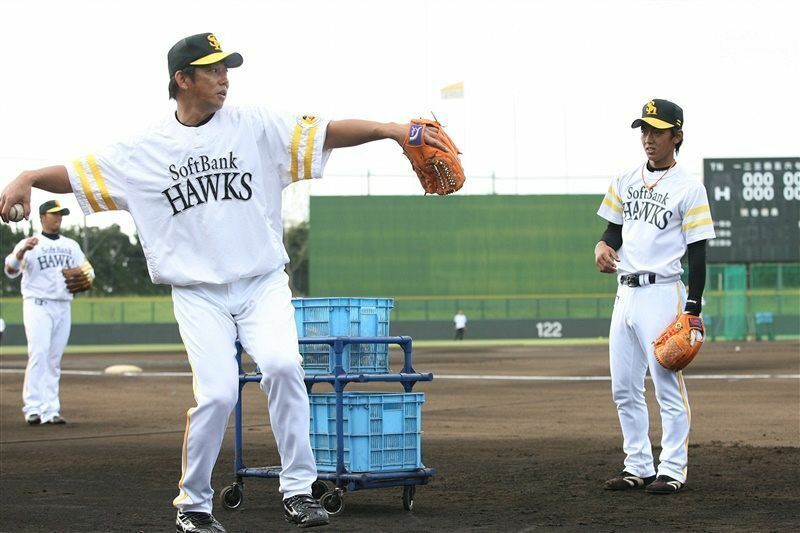 今宮（右）に守備とスローイングの指導をする鳥越2軍監督