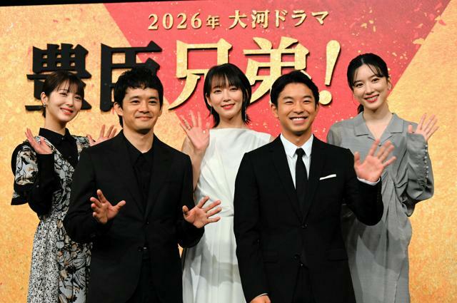 （前列手前右から時計回りに）仲野太賀さん、池松壮亮さん、浜辺美波さん、吉岡里帆さん、永野芽郁さん=2024年10月2日午前11時39分、東京都渋谷区、照井琢見撮影