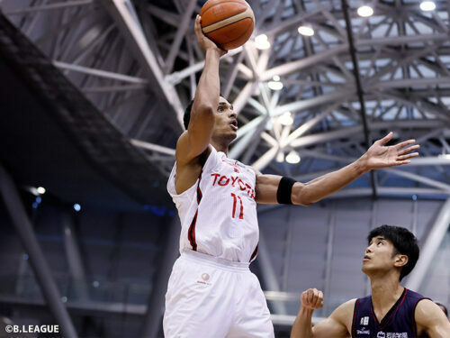 21得点11リバウンドをマークしたサイズ（中央）［写真］＝B.LEAGUE